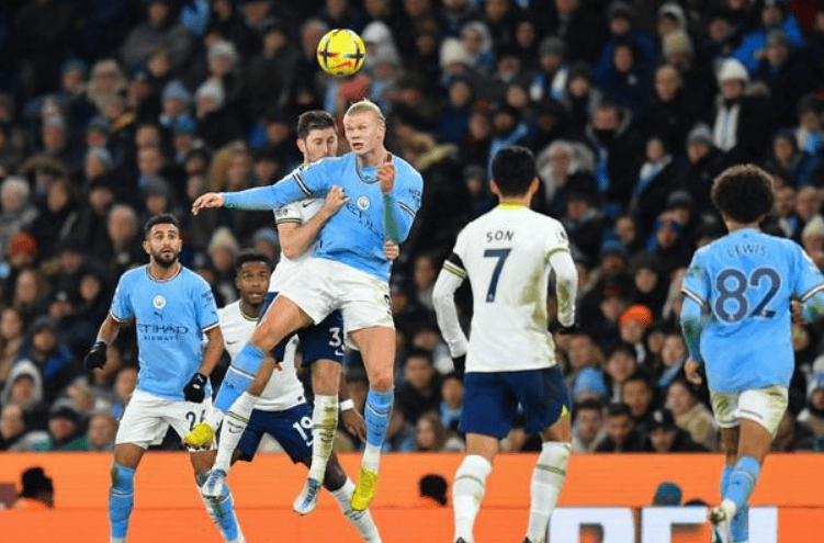 关于欧联今夜再迎强敌，那不勒斯临场应变，主帅态度：气氛紧张，赛程密集仍需轮换的信息